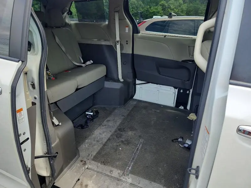 2020 TOYOTA SIENNA XLE 8-PASSENGER  