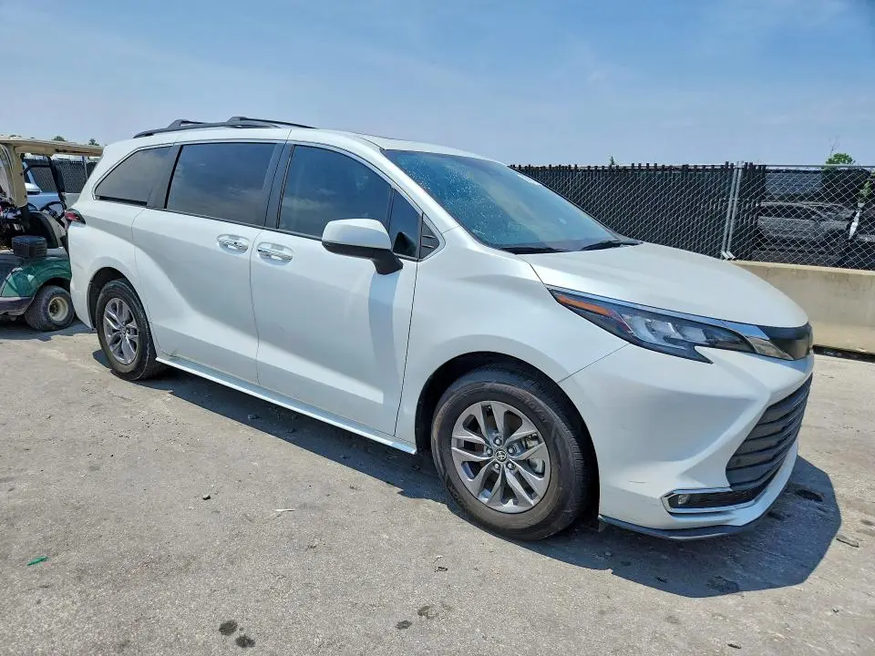 2022 TOYOTA SIENNA XLE  