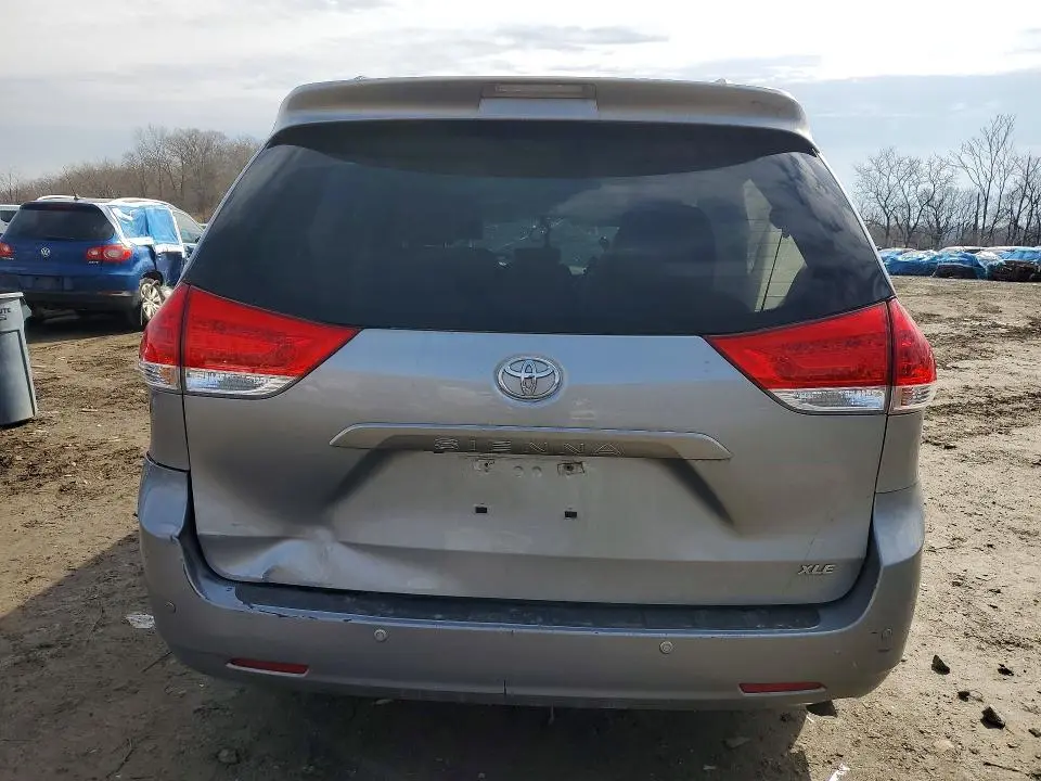 2014 TOYOTA SIENNA XLE 8-PASSENGER  