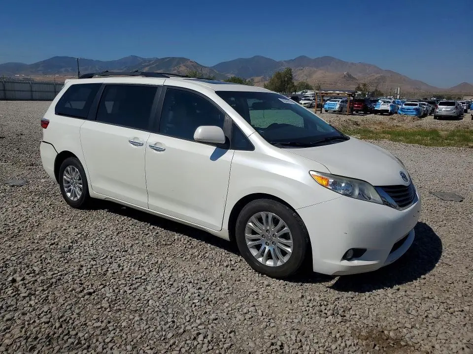 2017 TOYOTA SIENNA XLE 8-PASSENGER  