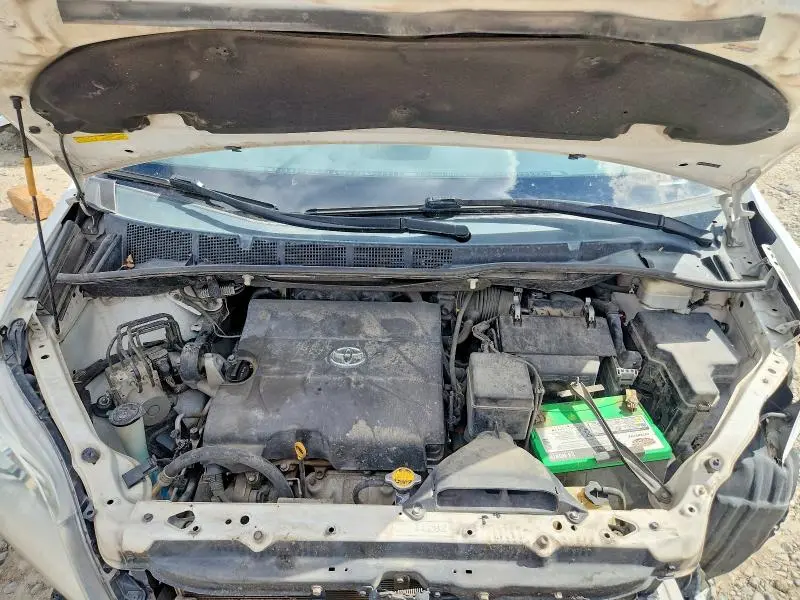 2013 TOYOTA SIENNA XLE 8-PASSENGER  