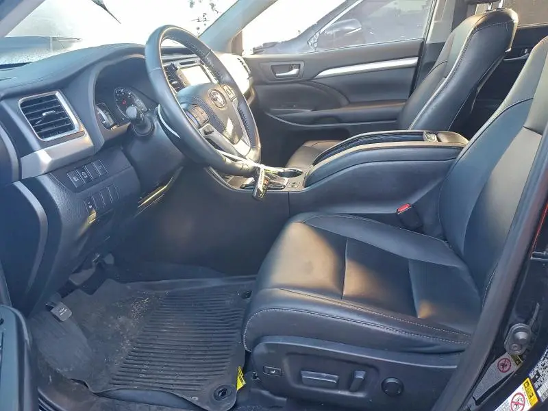 2019 TOYOTA HIGHLANDER SE  