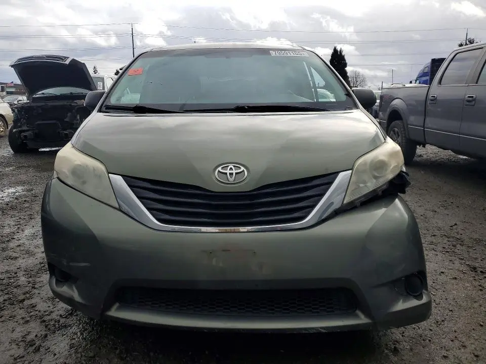 2013 TOYOTA SIENNA LE 8-PASSENGER  