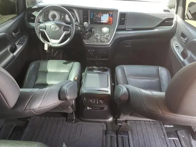 2017 TOYOTA SIENNA SE  