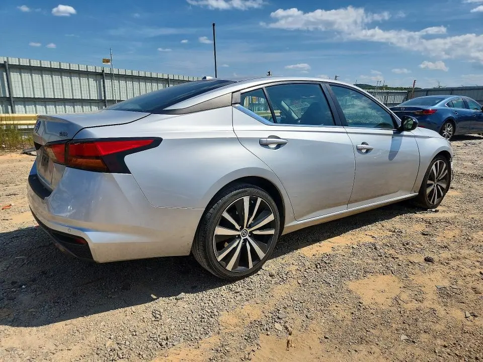 2022 NISSAN ALTIMA SR  