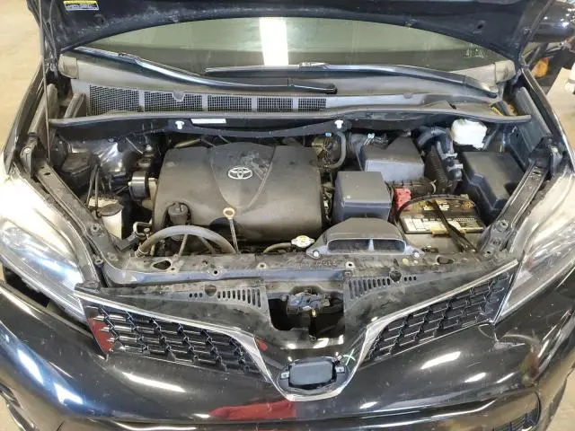 2018 TOYOTA SIENNA SE  