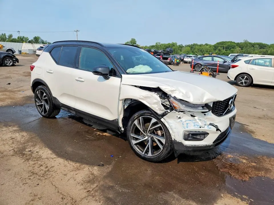 2022 VOLVO XC40 T5 R-DESIGN  