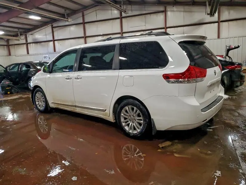 2013 TOYOTA SIENNA XLE  
