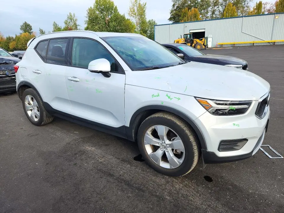 2020 VOLVO XC40 T5 MOMENTUM  