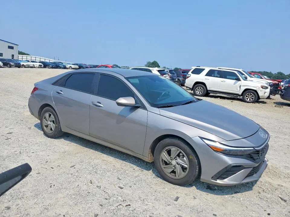2024 HYUNDAI ELANTRA SE  