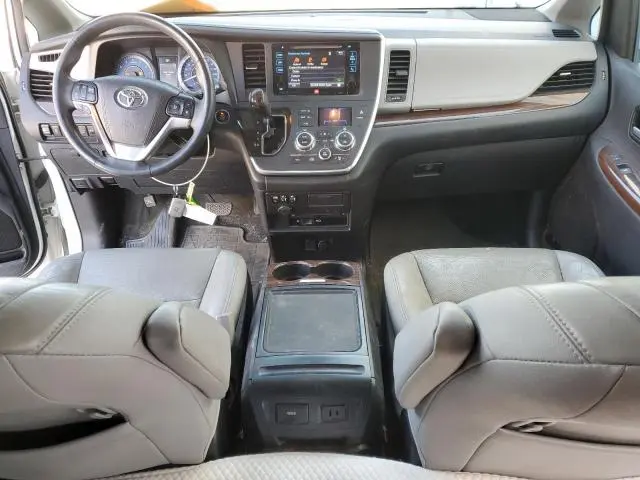 2016 TOYOTA SIENNA XLE  