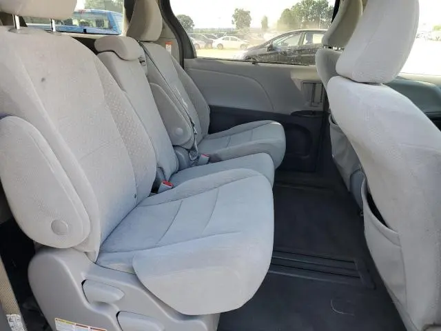 2018 TOYOTA SIENNA LE  