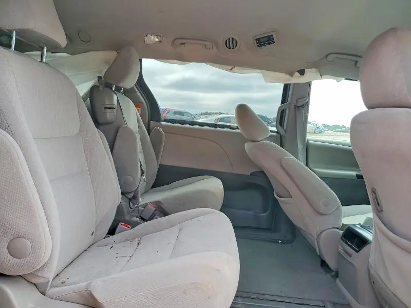 2016 TOYOTA SIENNA LE  
