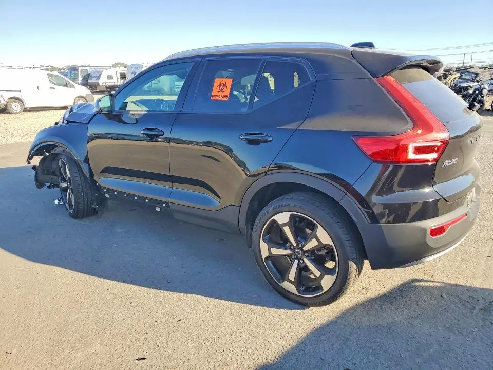 2022 VOLVO XC40 T5 MOMENTUM  