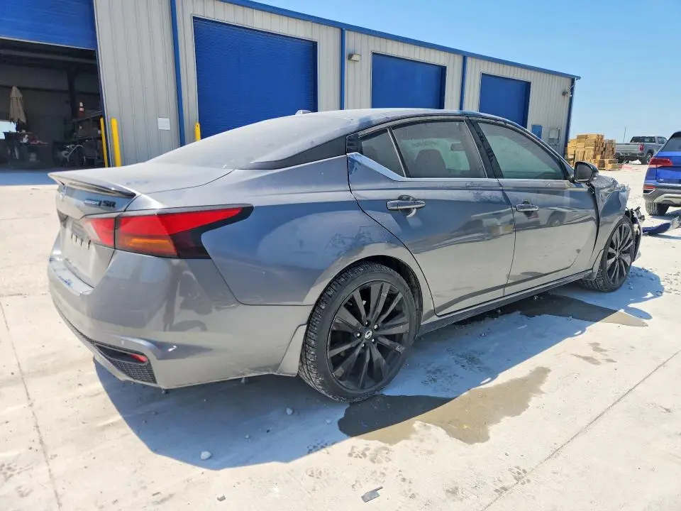 2022 NISSAN ALTIMA SR  
