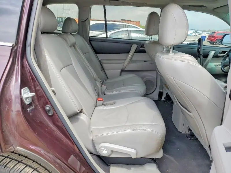 2011 TOYOTA HIGHLANDER SE  