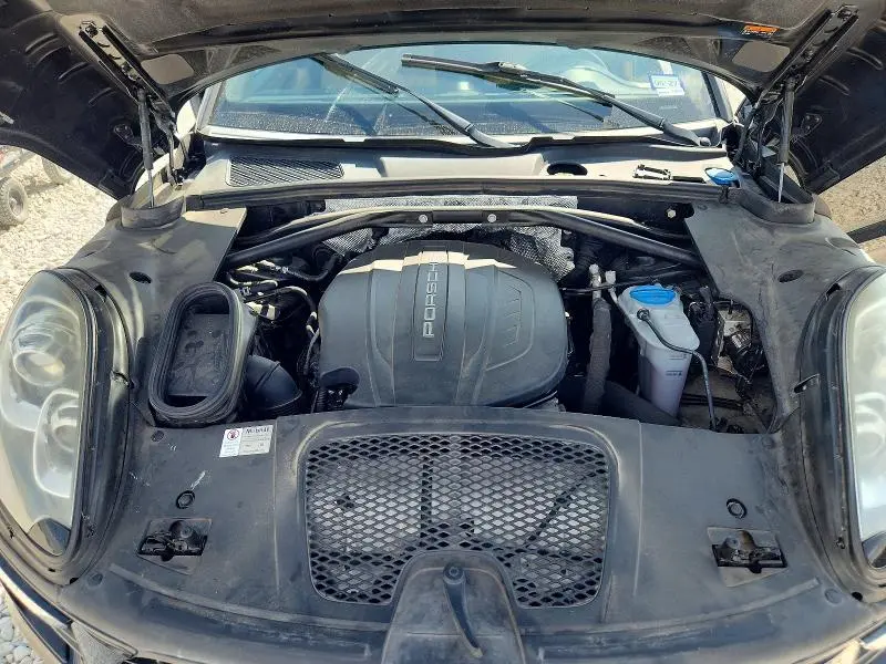 2017 PORSCHE MACAN   