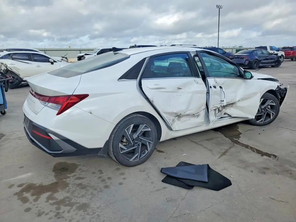 2024 HYUNDAI ELANTRA SEL  