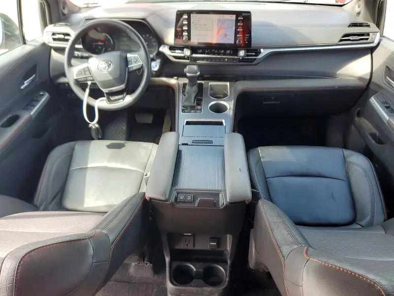 2021 TOYOTA SIENNA XSE  