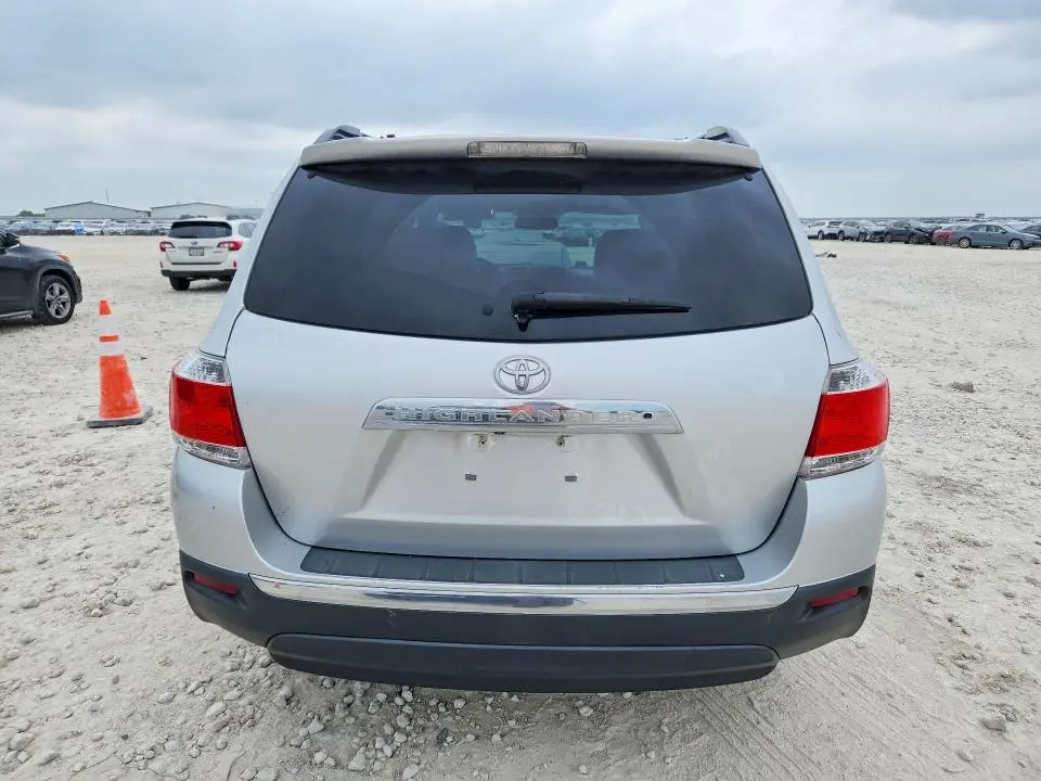 2013 TOYOTA HIGHLANDER SE  