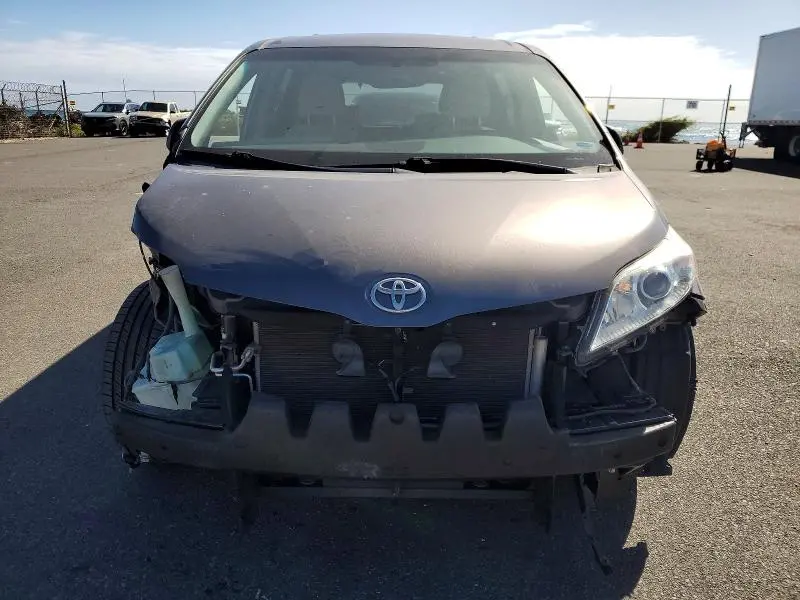 2017 TOYOTA SIENNA LE  