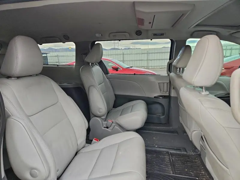 2020 TOYOTA SIENNA XLE  