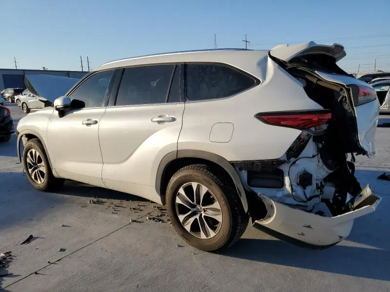 2021 TOYOTA HIGHLANDER XLE  