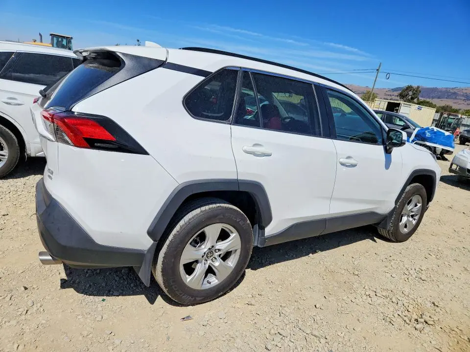2021 TOYOTA RAV4 XLE  
