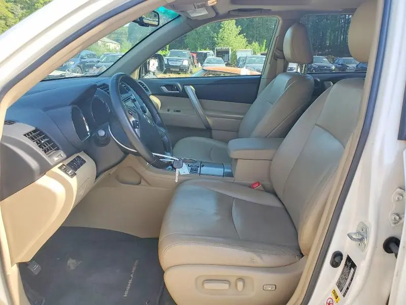 2013 TOYOTA HIGHLANDER SE  