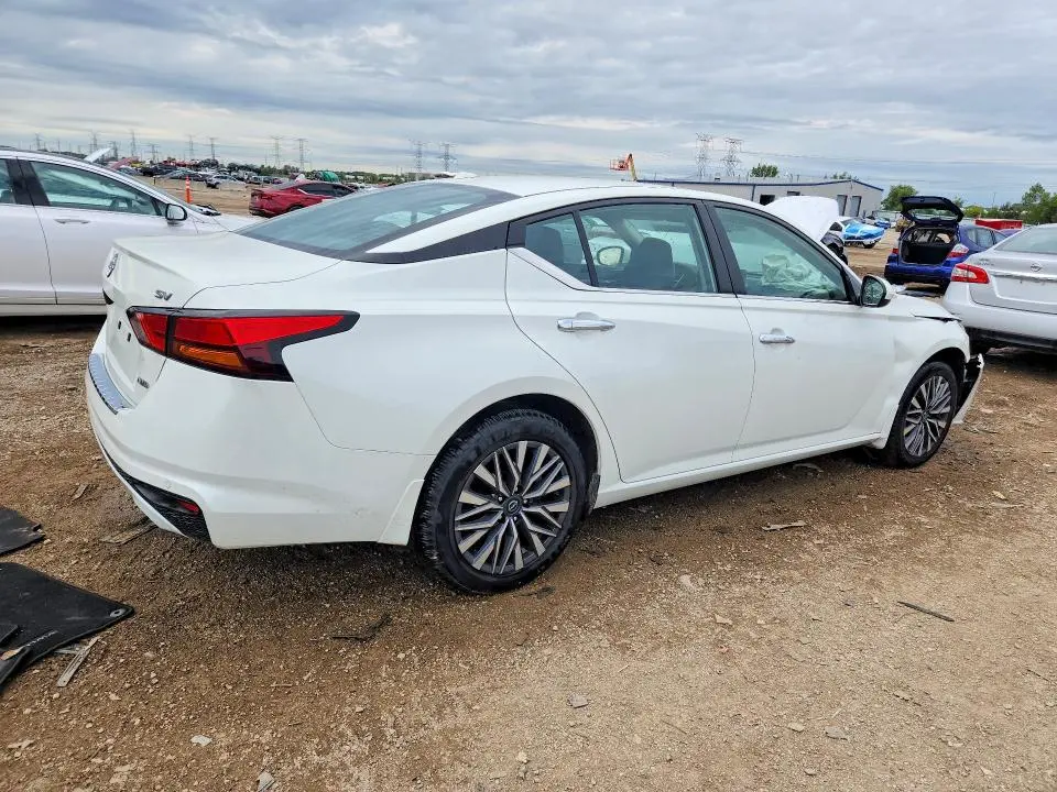 2023 NISSAN ALTIMA SV  