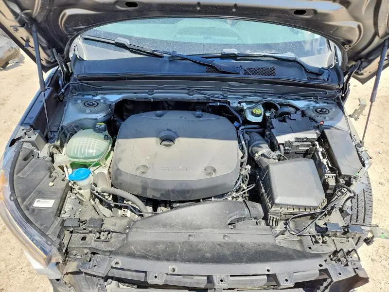 2019 VOLVO XC40 T5 MOMENTUM  