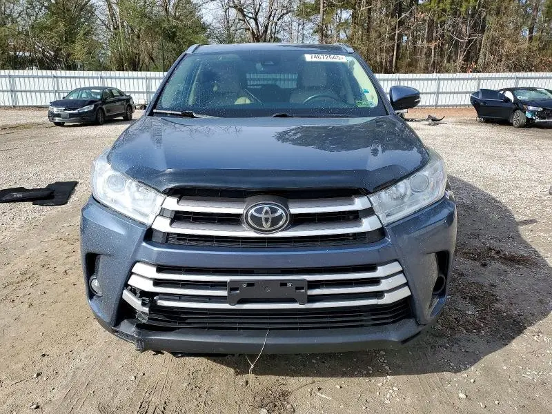 2019 TOYOTA HIGHLANDER SE  