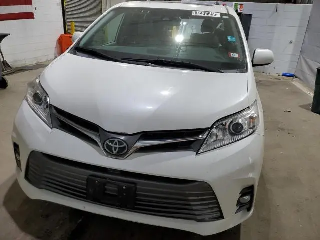 2019 TOYOTA SIENNA XLE  