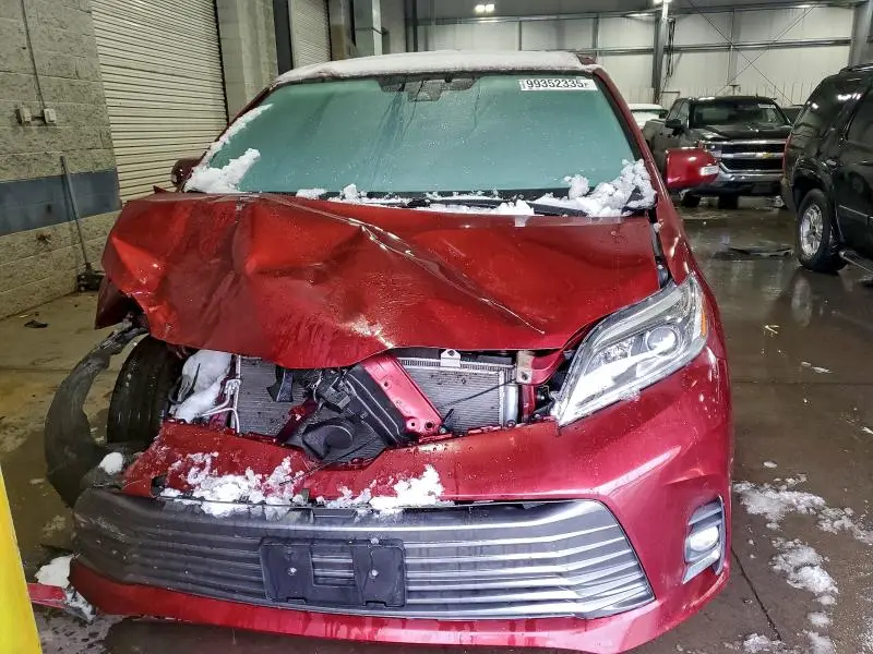 2020 TOYOTA SIENNA XLE  