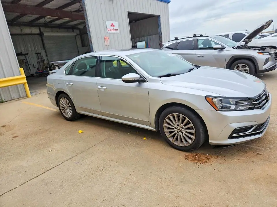2017 VOLKSWAGEN PASSAT SE  