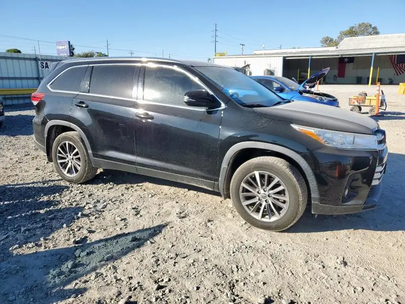 2019 TOYOTA HIGHLANDER SE  
