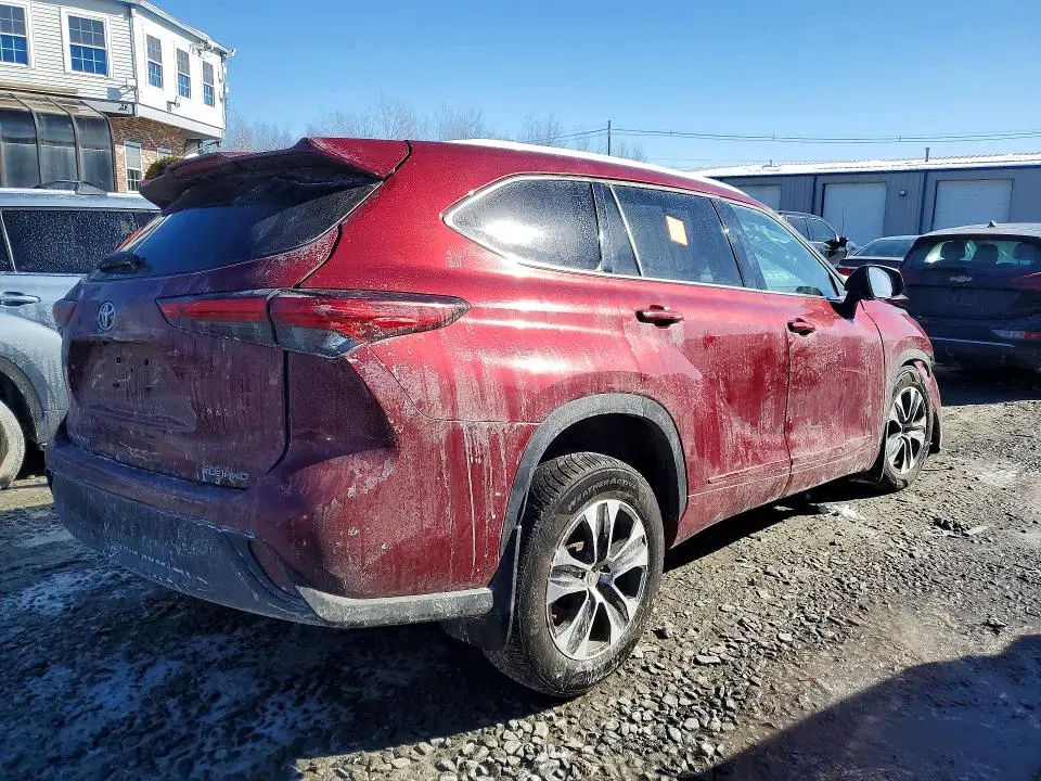 2022 TOYOTA HIGHLANDER XLE  