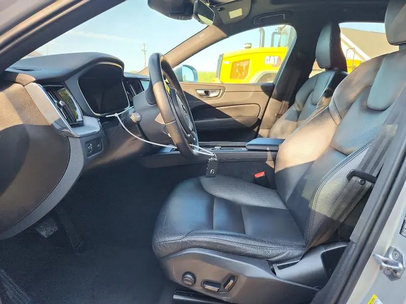 2020 VOLVO XC60 T6 MOMENTUM  