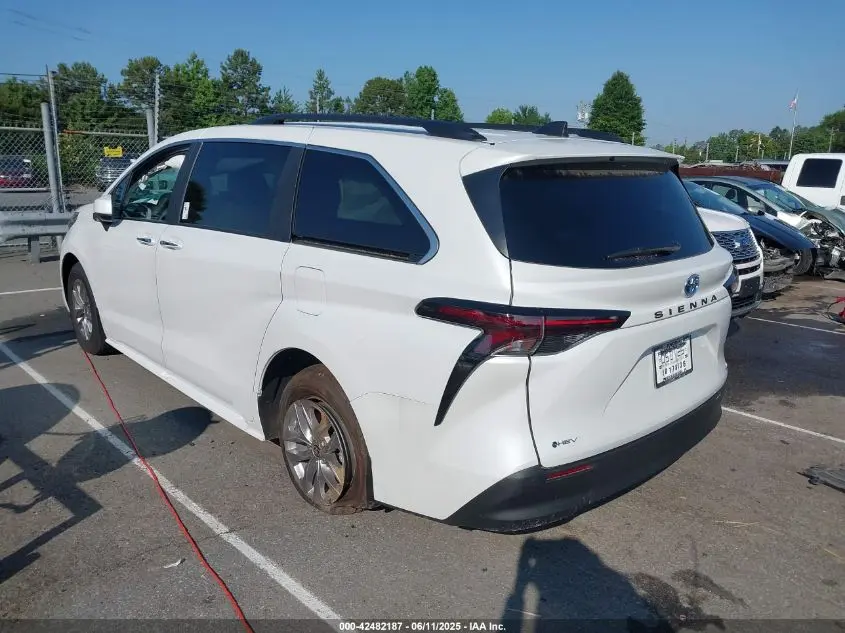 2025 TOYOTA SIENNA XLE