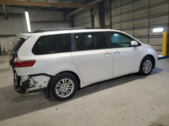 2017 TOYOTA SIENNA XLE  