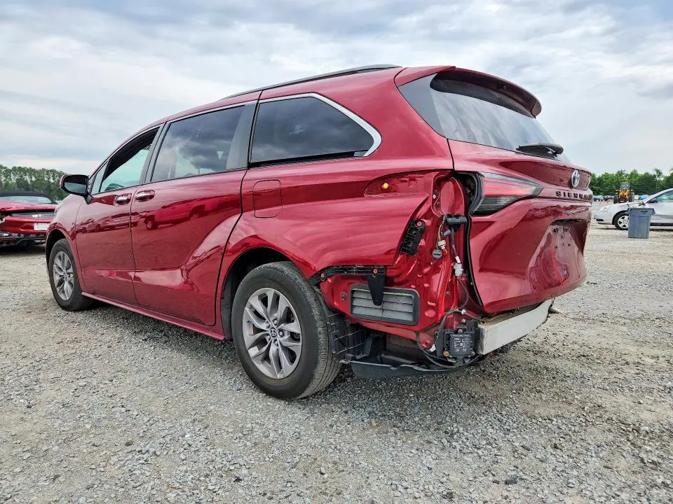 2022 TOYOTA SIENNA XLE  