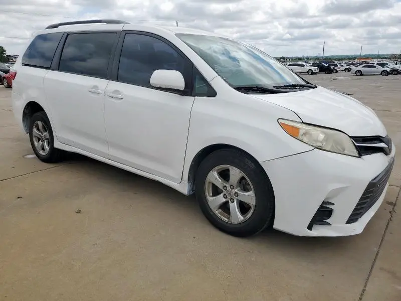 2018 TOYOTA SIENNA LE  