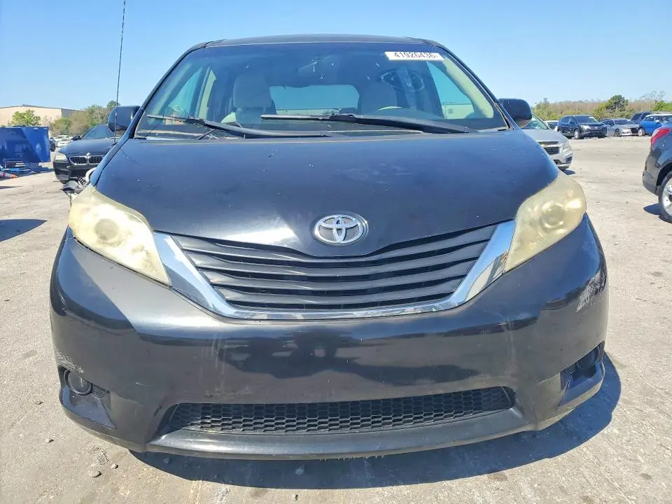 2011 TOYOTA SIENNA LE 8-PASSENGER  