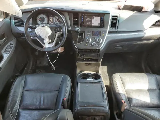 2017 TOYOTA SIENNA SE  