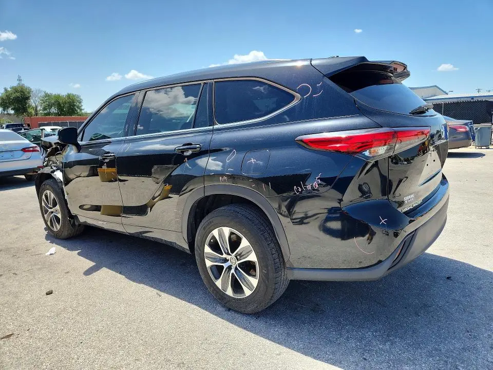 2021 TOYOTA HIGHLANDER XLE  