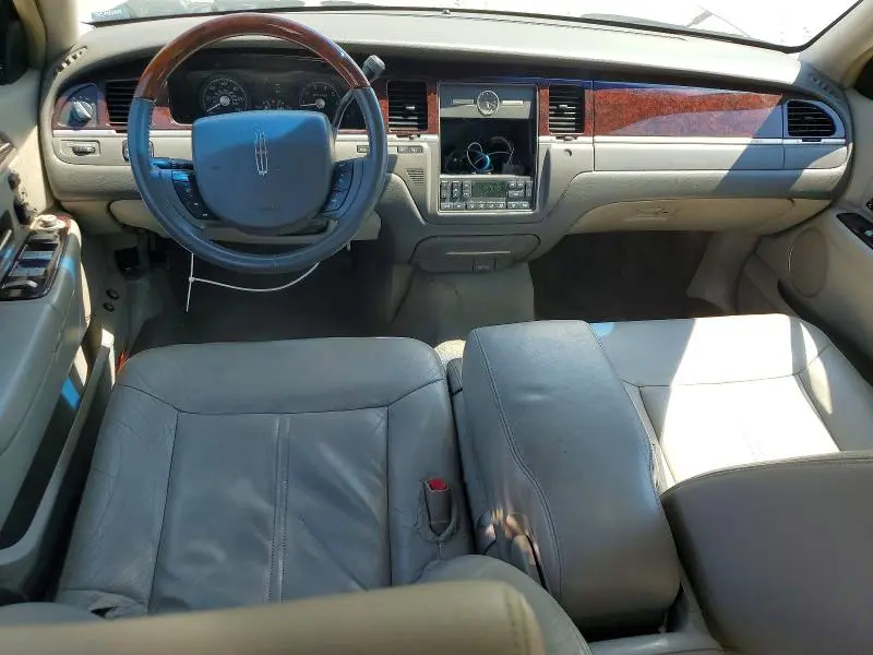 2011 LINCOLN TOWN CAR SIGNATURE LIMITED  
