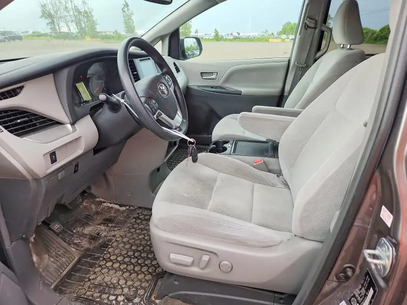 2016 TOYOTA SIENNA LE  