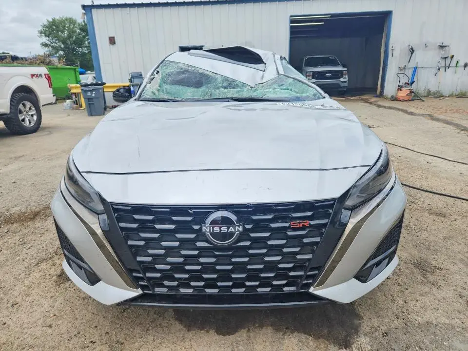 2024 NISSAN ALTIMA SR  