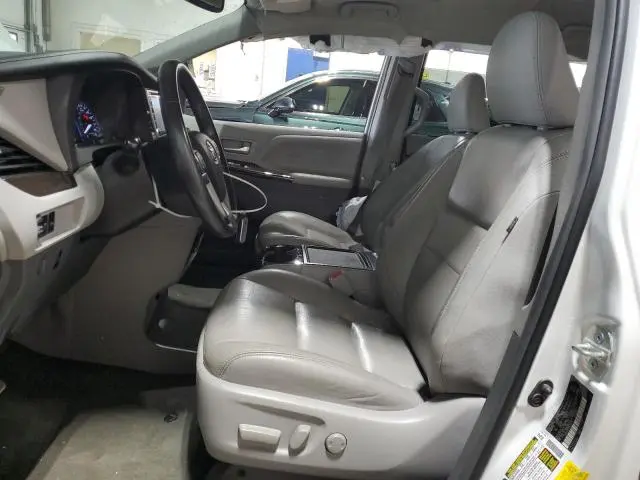 2019 TOYOTA SIENNA XLE  