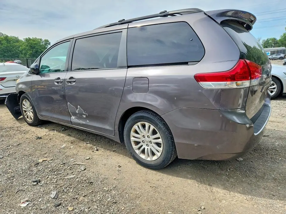 2013 TOYOTA SIENNA XLE 8-PASSENGER  